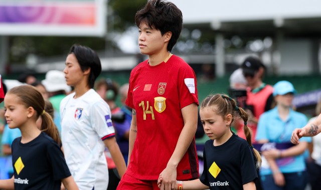 星空体育-足球报：李晴潼用两粒进球完成救赎，她在东京奥运会失误+染红