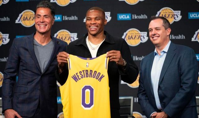 星空体育-荣归故里韦少笑逐颜开，新赛季他要“边走边看”