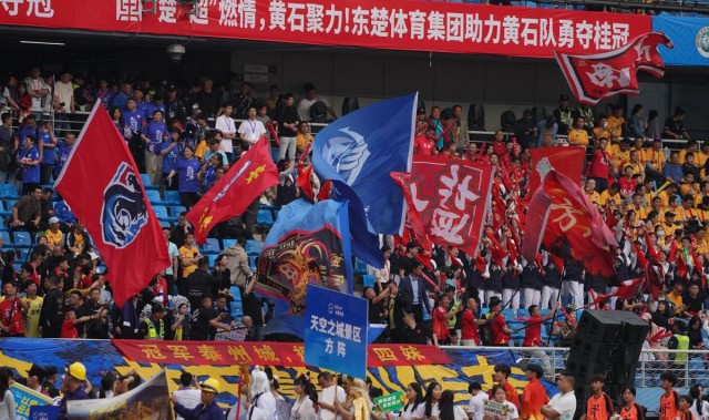 星空体育登录入口-“苏超”应援“楚超”，泰州130余名球迷自驾7个半小时到黄石加油